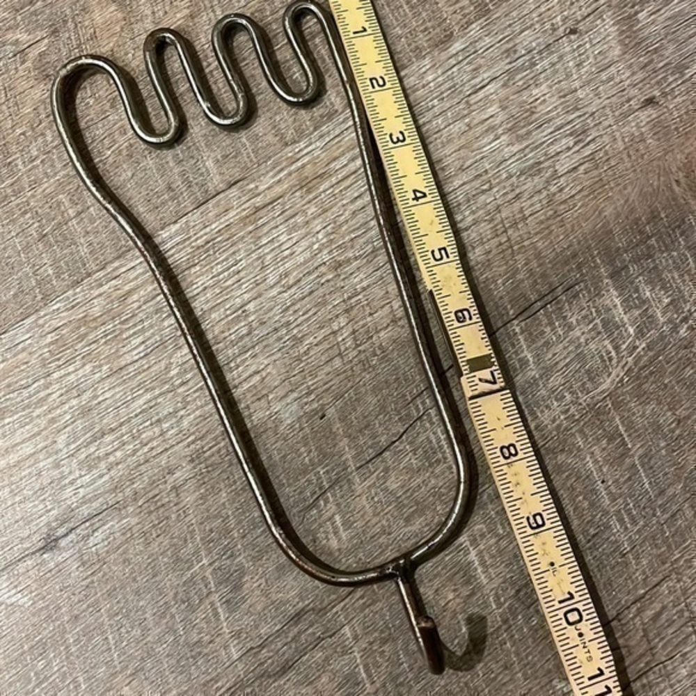Handcrafted bent metal foot coat hook - Picture 3 of 4